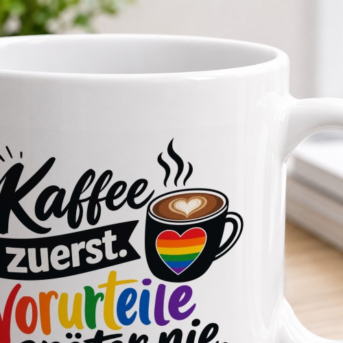 Tasse »Kaffee zuerst. Vorurteile später nie.«