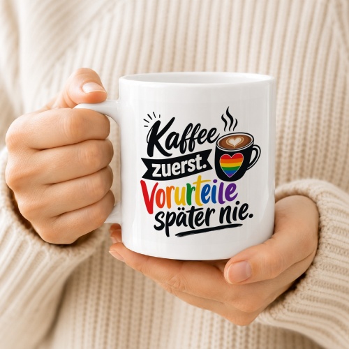 Tasse »Kaffee zuerst. Vorurteile später nie.«
