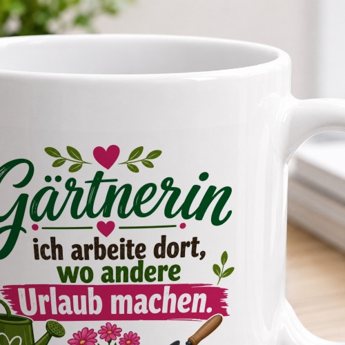 Tasse »Gärtnerin – ich arbeite dort, wo andere Urlaub machen«