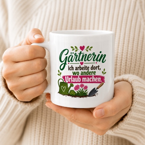 Tasse »Gärtnerin – ich arbeite dort, wo andere Urlaub machen«
