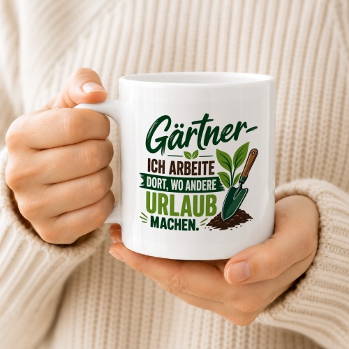 Tasse »Gärtner – Ich arbeite dort, wo andere Urlaub machen«