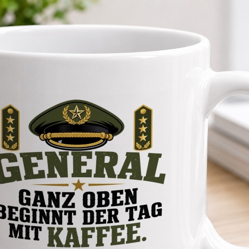 Tasse »General – Ganz oben beginnt der Tag mit Kaffee«