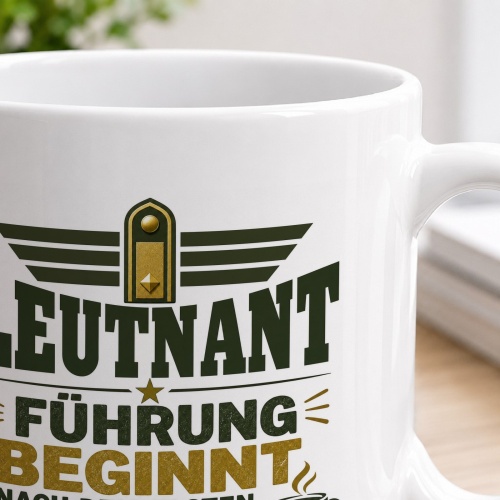 Tasse »Leutnant – Führung beginnt nach dem ersten Kaffee«