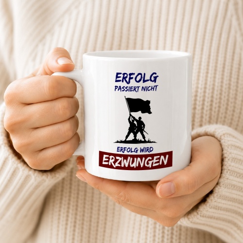 Tasse »Erfolg passiert nicht. Erfolg wird erzwungen«
