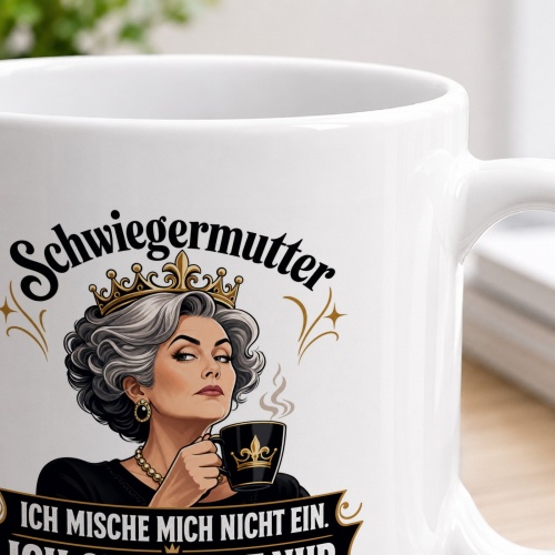 Tasse »Schwiegermutter – Ich mische mich nicht ein. Ich optimiere nur.«