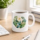 Tasse mit tropischer Pflanzenlandschaft