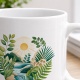 Tasse mit tropischer Pflanzenlandschaft