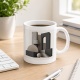 Tasse mit abstraktem Architekturmotiv