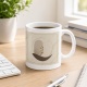 Tasse mit abstraktem Bogenmotiv