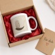 Tasse mit abstraktem Bogenmotiv