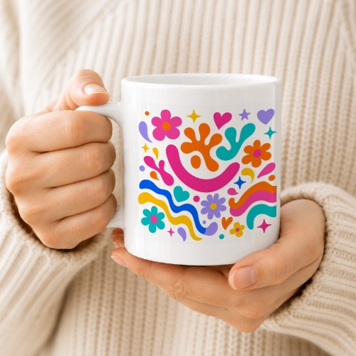 Tasse mit buntem Blumenmotiv