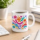Tasse mit buntem Blumenmotiv