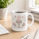 Tasse mit Blumenkranz und Vögeln