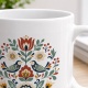 Tasse mit Blumen- und Vogelmotiv