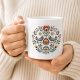 Tasse mit Blumen- und Vogelmotiv