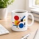 Tasse mit geometrischem abstraktem Motiv