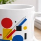 Tasse mit geometrischem abstraktem Motiv
