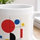 Tasse mit abstraktem Geometrie-Motiv