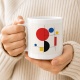 Tasse mit abstraktem Geometrie-Motiv