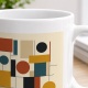 Tasse mit abstraktem geometrischem Motiv