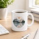 Tasse mit Berglandschaft