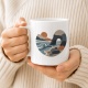 Tasse mit Küstenlandschaft
