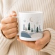 Tasse mit winterlichem Waldmotiv