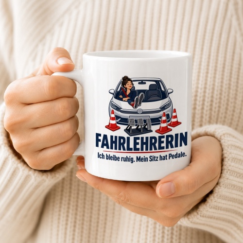 Tasse »Fahrlehrerin Ich bleibe ruhig. Mein Sitz hat Pedale.«