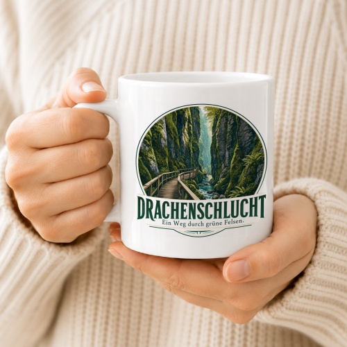 Tasse »Drachenschlucht Ein Weg durch grüne Felsen.«