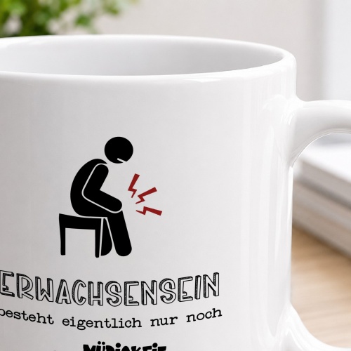 Tasse »Erwachsensein besteht eigentlich nur noch aus Müdigkeit und Rückenschmerzen«