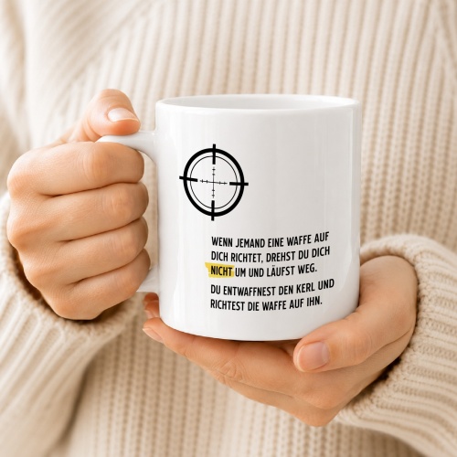 Tasse »Wenn jemand eine Waffe auf dich richtet…«