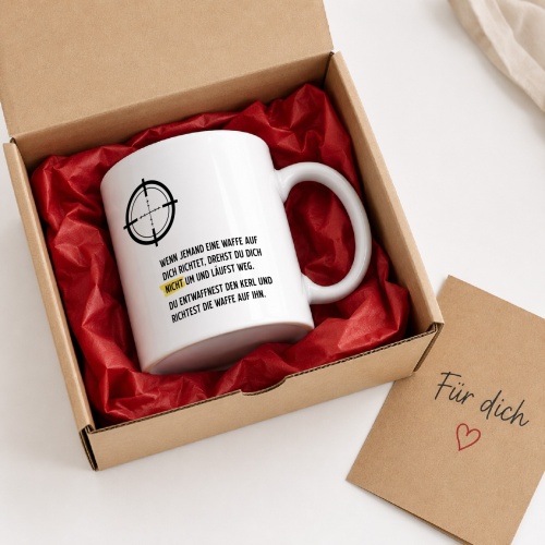 Tasse »Wenn jemand eine Waffe auf dich richtet…«