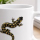 Tasse mit Salamander-Motiv