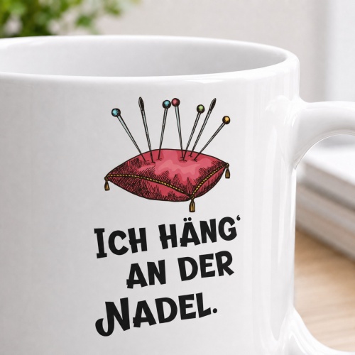 Tasse »Ich häng‘ an der Nadel.«